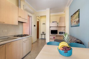 Interior - Holiday Apartment Isophylla Standard with Balcony & Wi-Fi (Finale Ligure)