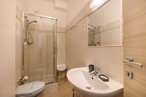 Een douche, een haardroger, handdoeken