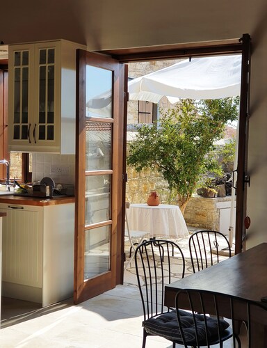 Boutique house/large garden/great mountain views