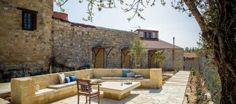 Boutique house/large garden/great mountain views