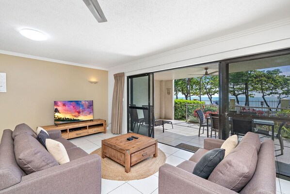 TV - 3 Bedroom Apartment in Trinity Beach (Trinity Beach)