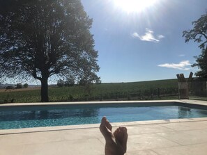 Una piscina al aire libre, una piscina climatizada