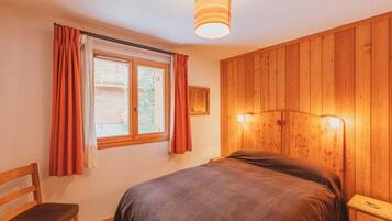 3 bedrooms, travel cot, WiFi, bed sheets