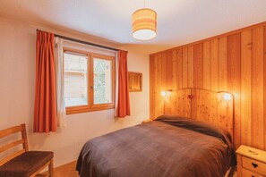3 bedrooms, travel cot, WiFi, bed sheets