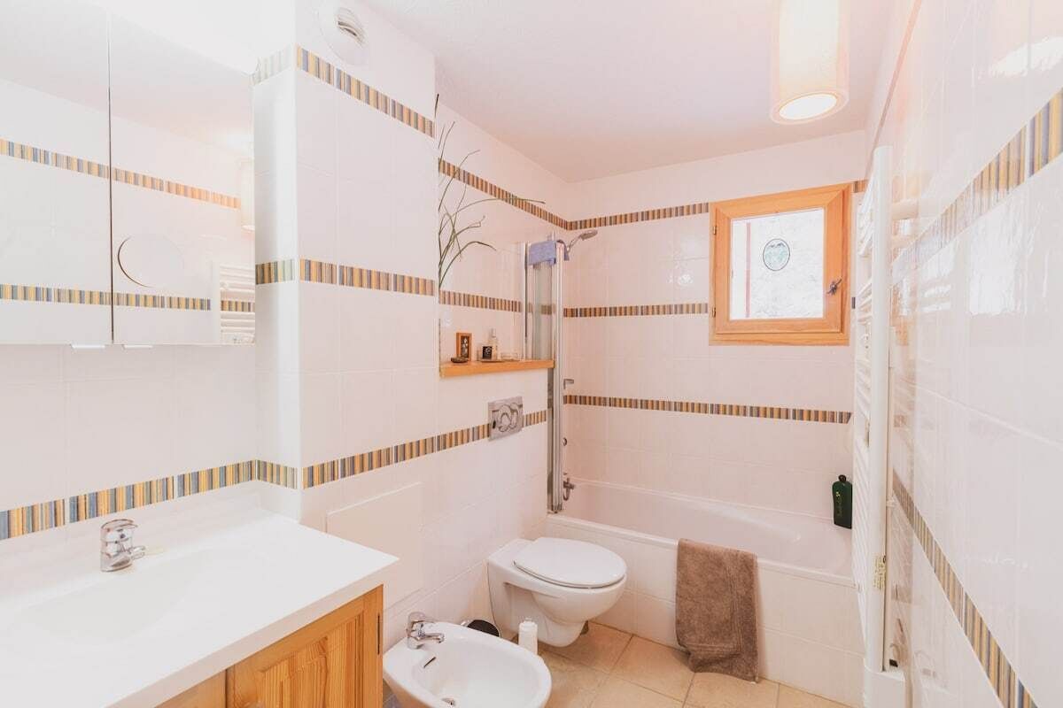Bathtub, bidet, towels