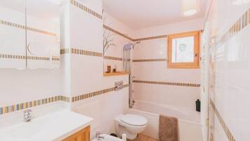 Bathtub, bidet, towels