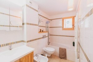 Bathtub, bidet, towels