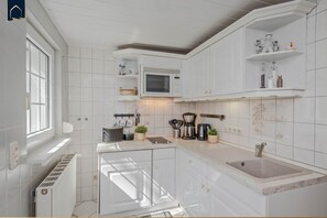 Geladeira, micro-ondas, cooktop, cafeteira/chaleira