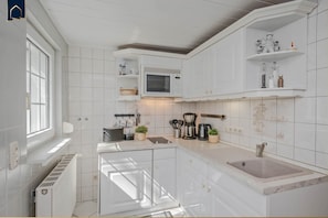 Geladeira, micro-ondas, cooktop, cafeteira/chaleira