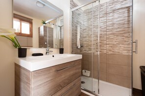 Dusche, Haartrockner, Handtücher