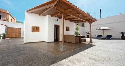 Vacation Home "Casa Margarita" with Mountain View, Pool, Terrace & Wi-Fi