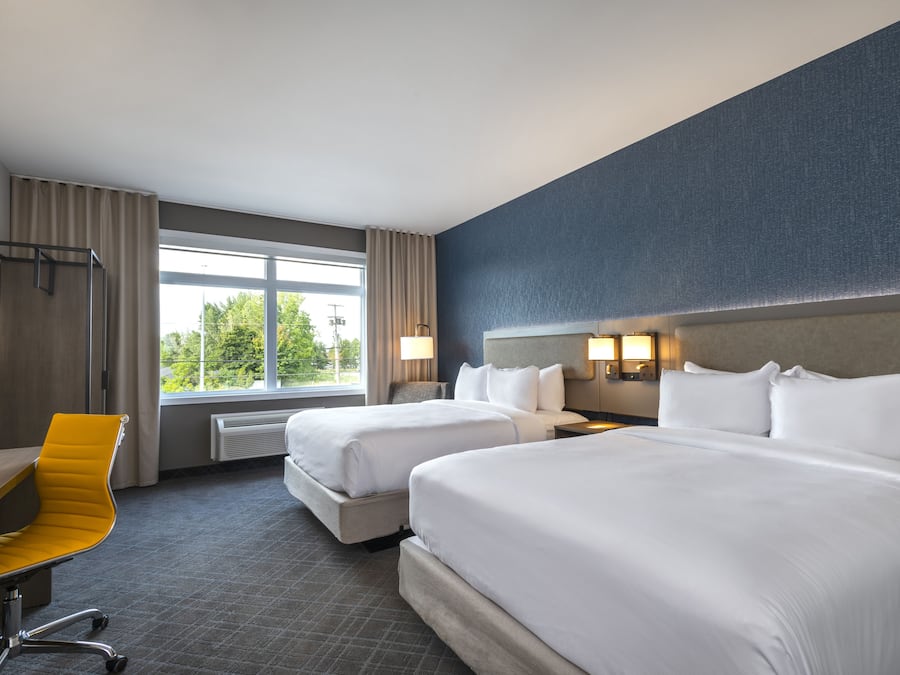 Standaard kamer, 2 queensize bedden, niet-roken | Een bureau, een strijkplank/strijkijzer, reisbedje, gratis wifi