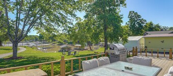 Kayaks & Boat Dock: Waterfront Home in Grove