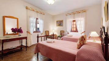 3 makuuhuonetta, silitysrauta/-lauta, ilmainen Wi-Fi, vuodevaatteet