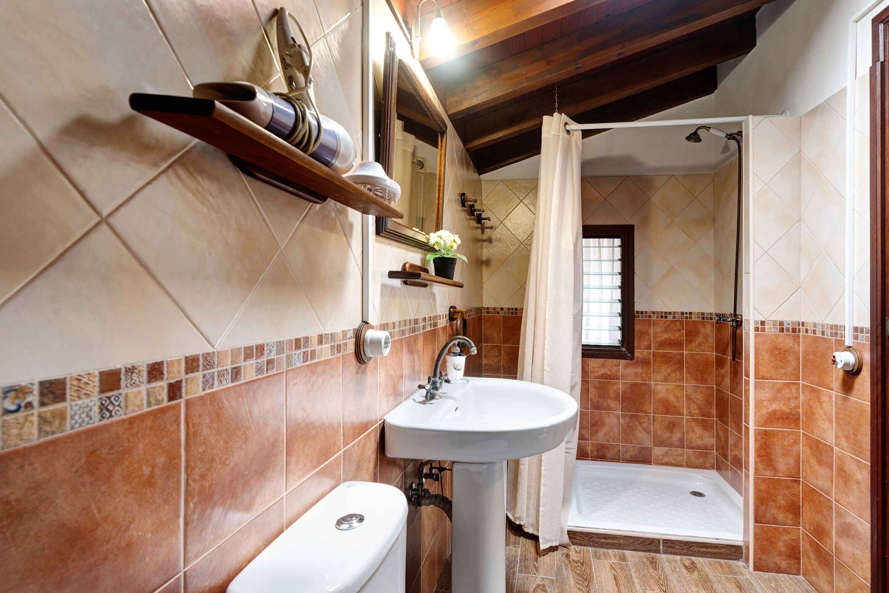 Dusch, hårtork och handdukar