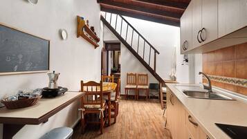 Een koelkast, een magnetron, een oven, een kookplaat