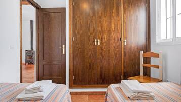 2 bedrooms, iron/ironing board, free WiFi, bed sheets
