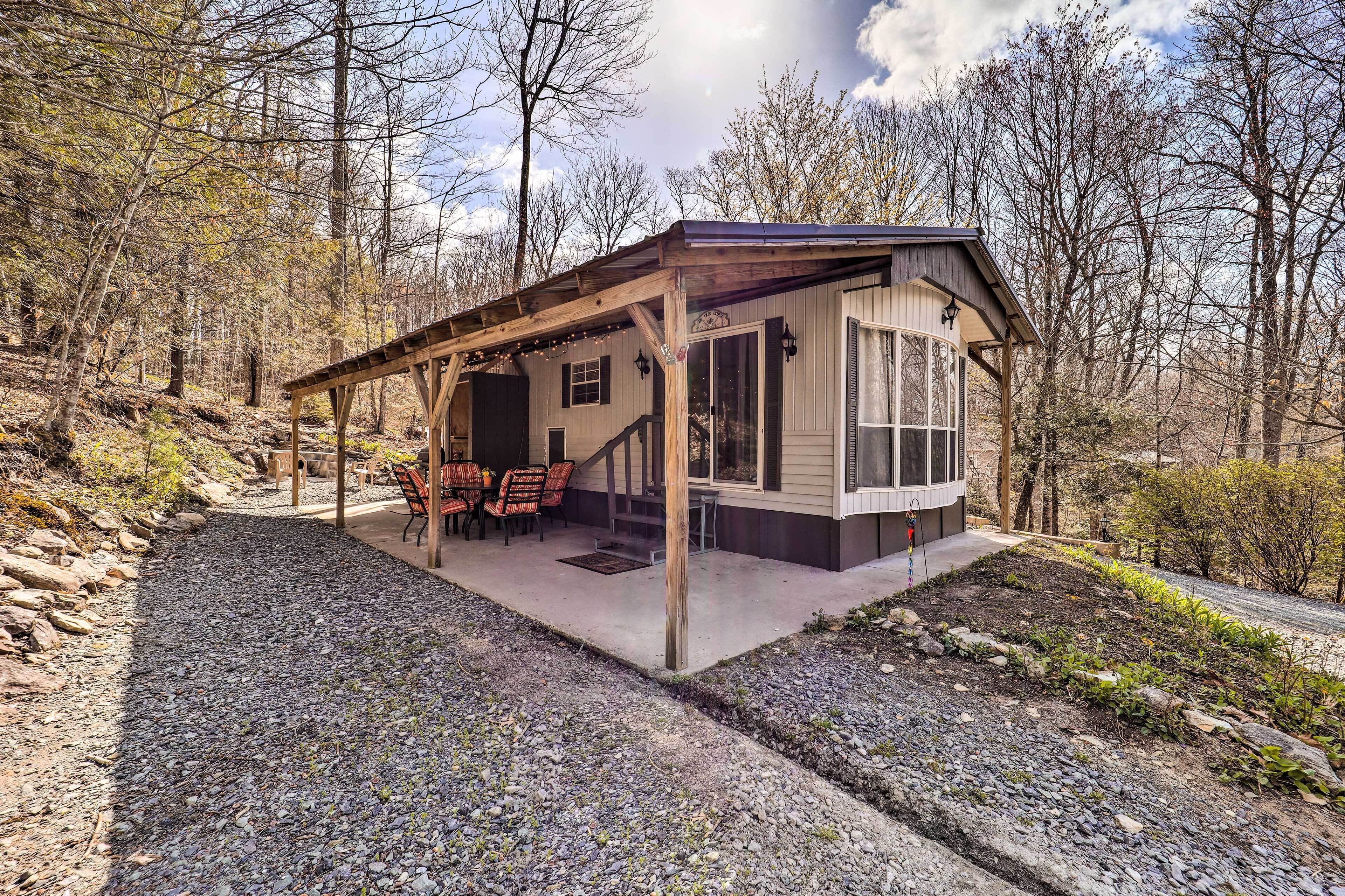 Land Harbor Cottage with Lake Beach Access!