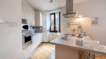 KĂŒhlschrank, Mikrowelle, Ofen, Herdplatte