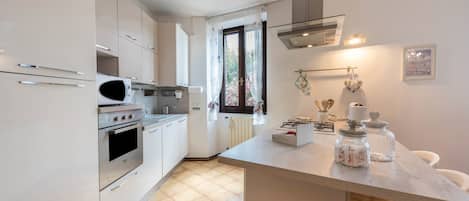 ثلاجة، ميكروويف، فرن، موقد طهي مسطح