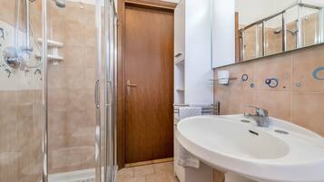 Bathtub, free toiletries, hair dryer