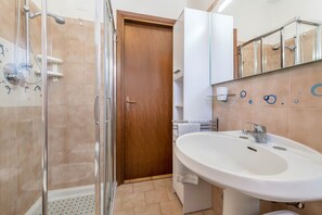 Bathtub, free toiletries, hair dryer