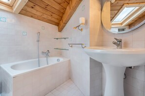Bathtub, free toiletries, hair dryer - Holiday Apartment "Alle Rive" with Wi-Fi (Salò)
