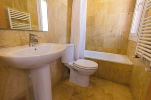 Badewanne, Haartrockner, Handtücher