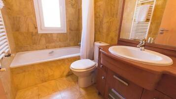 Tina, secadora de cabello, toallas