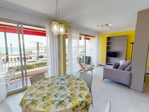 Flat-screen TV - Spacious Studio with Sea View, Terrace, Near Center and Beaches in Menton (Menton)