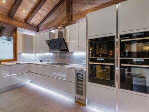 Kylskåp, mikrovågsugn, ugn och spishäll