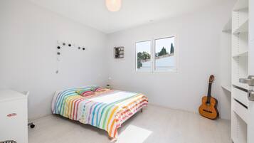 4 bedrooms, iron/ironing board, free WiFi, bed sheets