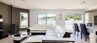 Holiday Home 'Villa Lumière Ychoux' with Pool & Wi-Fi