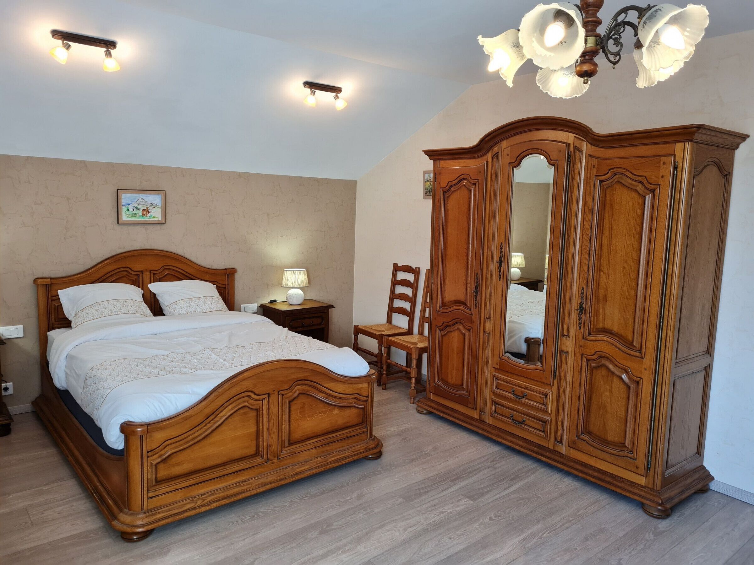 2 多间卧室、免费 WiFi、床单