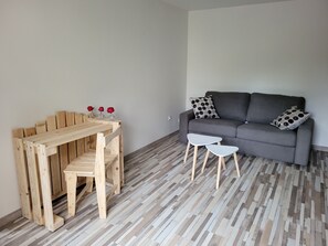 TV - Charming Getaway Near Le Mans: Pool, Greenery, Comfort & Kids' Play Area (Louplande)