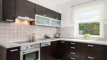 Coffee/tea maker, fridge, microwave, oven