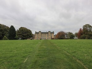 Cottage | Property grounds - Gate Lodge, House of Binns (Linlithgow)