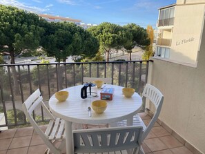Outdoor dining - 2-room apartment with private parking in Grau-du-Roi (Le Grau-du-Roi)