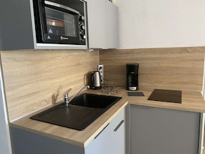 Réfrigérateur, micro-ondes, four, plaque de cuisson