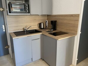 Fridge, microwave, oven, stovetop - 2-room apartment with private parking in Grau-du-Roi (Le Grau-du-Roi)