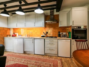 Cottage | Private kitchen | Fridge, electric kettle, toaster, cookware/dishes/utensils - 1 Eastview (Louth)