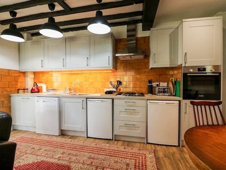 Cottage | Private kitchen | Fridge, electric kettle, toaster, cookware/dishes/utensils