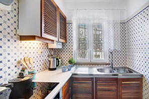 Frigorifero, microonde, forno, piano cottura