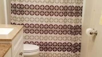 Ducha y bañera combinadas, toallas y jabón