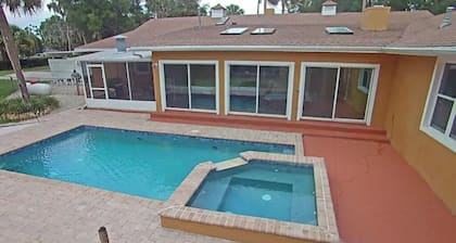 Guest House with pool, boat parking