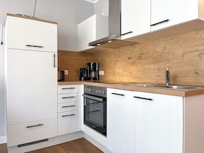 Kühlschrank, Mikrowelle, Ofen, Herdplatte