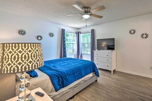 3 bedrooms, desk, iron/ironing board, internet