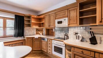 Full-sized fridge, microwave, oven, dishwasher