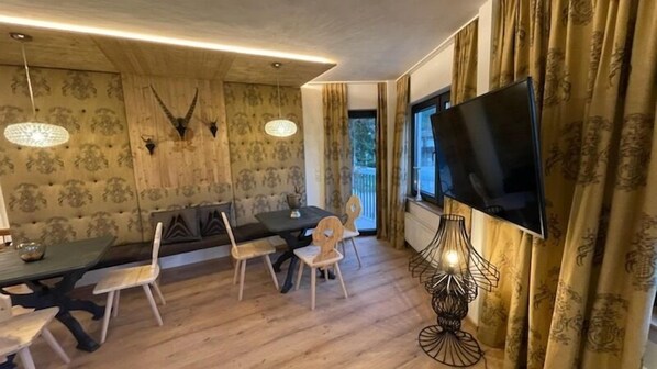 Panoramic-Apartment | Essbereich im Zimmer