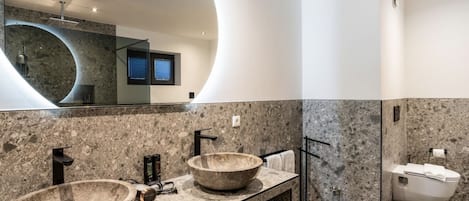 Panoramic Apartment | Bathroom | Hair dryer, towels